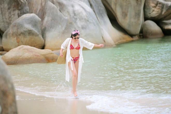 3 bông hồng showbiz Việt tuổi quá 50, có người đã lên chức bà mà diện bikini đẹp nức nở, gái chưa chồng còn xách dép-6