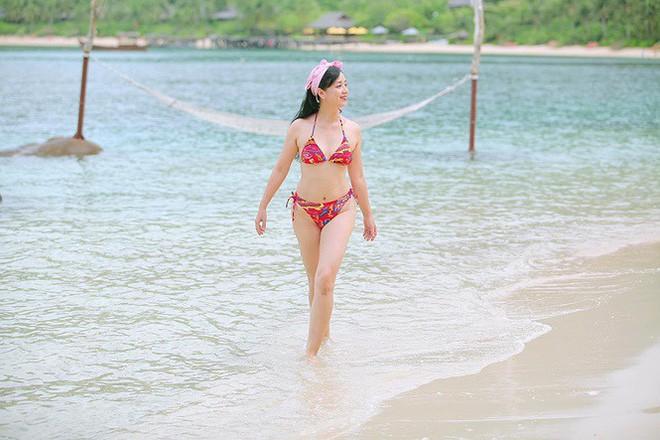 3 bông hồng showbiz Việt tuổi quá 50, có người đã lên chức bà mà diện bikini đẹp nức nở, gái chưa chồng còn xách dép-7