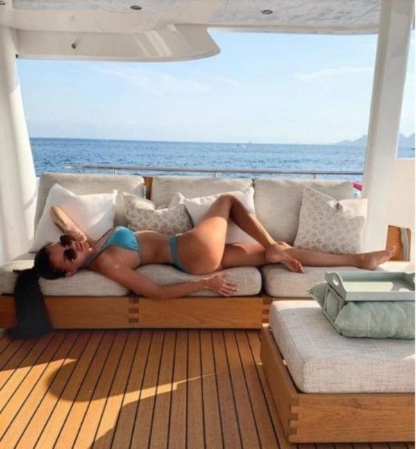 Hội con nhà giàu phô trương kỳ nghỉ xa xỉ: Đi chuyên cơ tới khu nghỉ dưỡng, tắm nắng trên du thuyền và hơn thế nữa-2