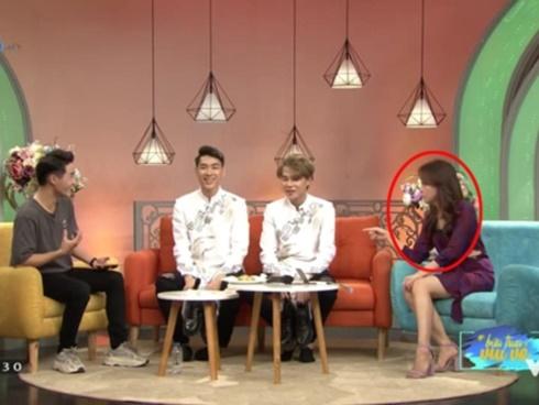 Sau phát ngôn vạ miệng, MC Bữa trưa vui vẻ bị soi sự cố trang phục chết người trên sóng trực tiếp-5