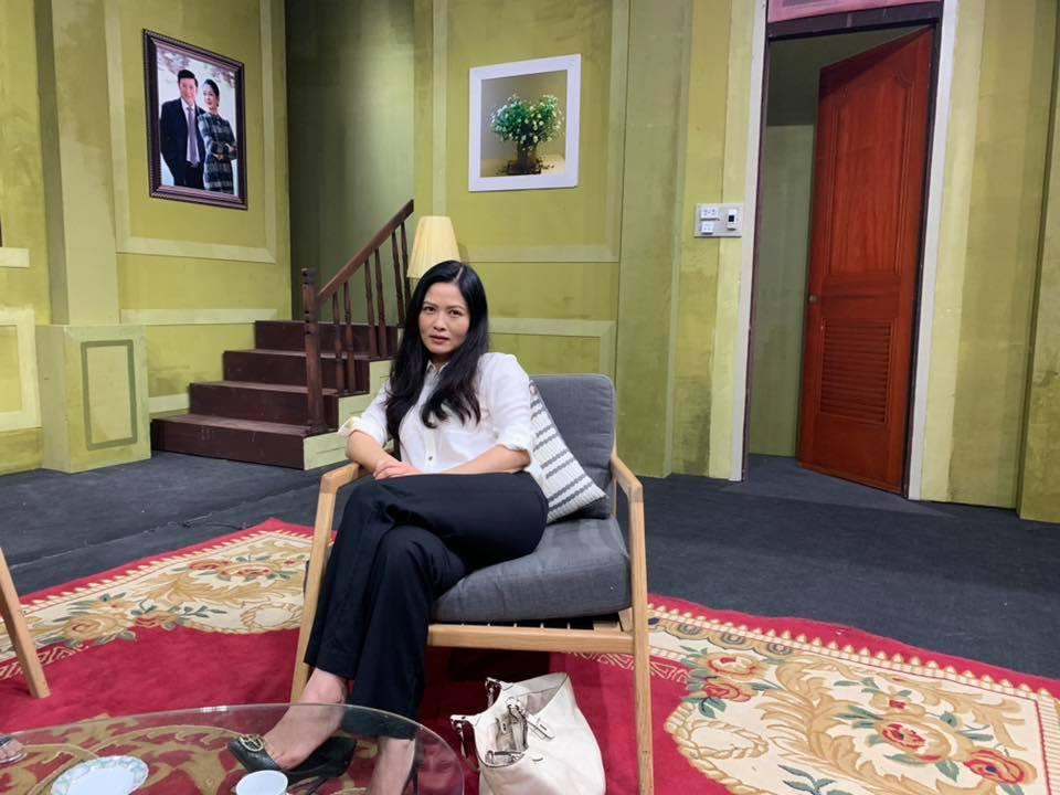 Người tình bán hoa của bố Sơn Về nhà đi con ngoài đời sở hữu vẻ đẹp gợi cảm khác xa trên phim-10