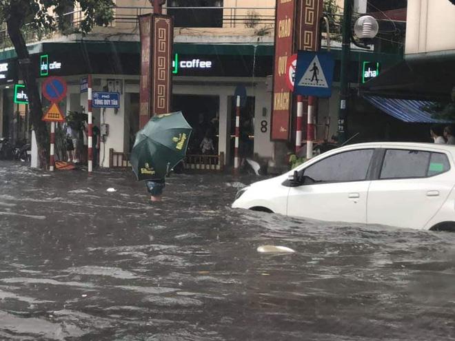 Sau trận mưa lớn trưa nay, nhiều tuyến phố Hà Nội ngập không lối thoát, hàng loạt xe chết máy-9