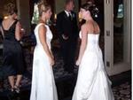 Bà mẹ chồng 'bá đạo' nhất thế giới: Mặc váy cưới 'giành' spotlight của con dâu trong lễ kết hôn
