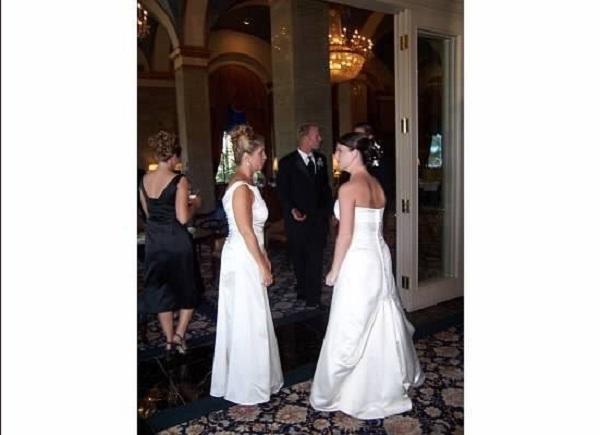 Bà mẹ chồng bá đạo nhất thế giới: Mặc váy cưới giành spotlight của con dâu trong lễ kết hôn-1