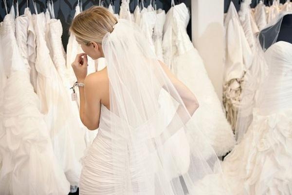 Bà mẹ chồng bá đạo nhất thế giới: Mặc váy cưới giành spotlight của con dâu trong lễ kết hôn-3