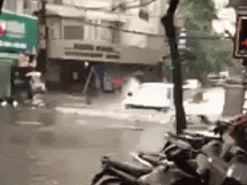 Sau trận mưa lớn trưa nay, nhiều tuyến phố Hà Nội ngập không lối thoát, hàng loạt xe chết máy