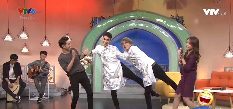 Sau phát ngôn vạ miệng, MC Bữa trưa vui vẻ bị soi sự cố trang phục chết người trên sóng trực tiếp-2