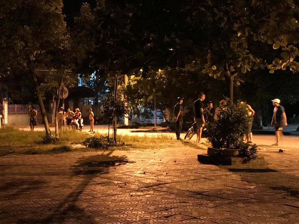 Clip: Nam thanh niên dùng kiếm truy đuổi, chém liên tiếp vào cô hàng xóm, con trai ra can cũng bị tấn công-1