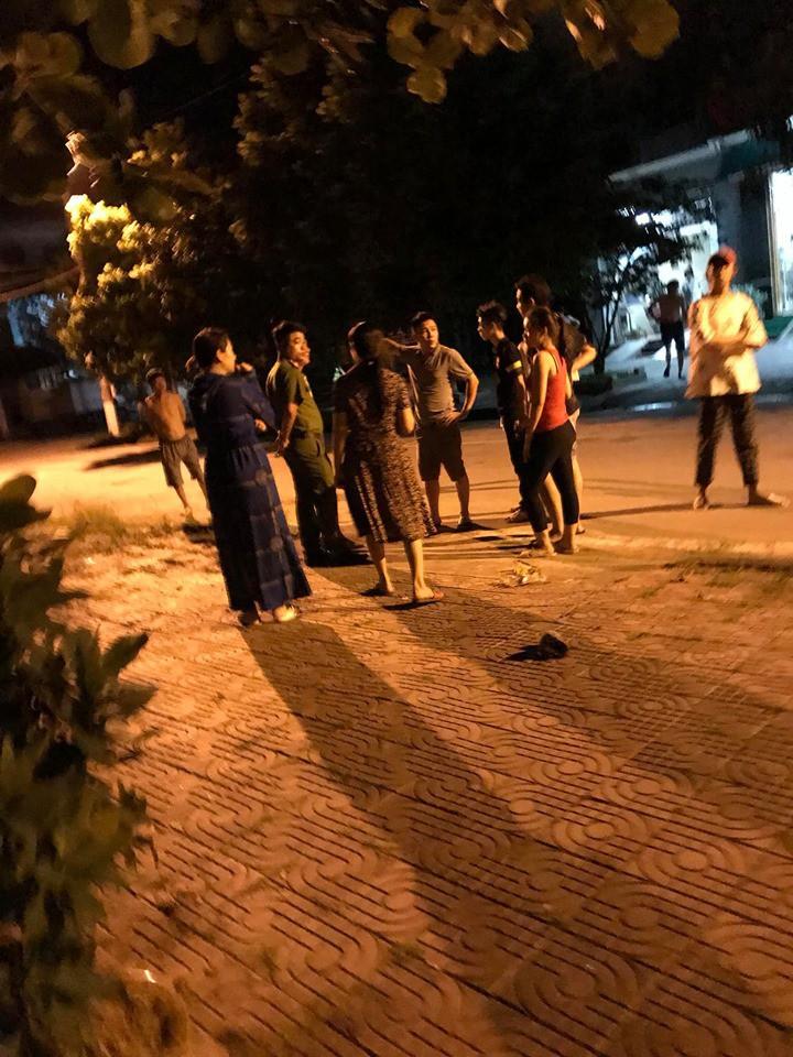 Clip: Nam thanh niên dùng kiếm truy đuổi, chém liên tiếp vào cô hàng xóm, con trai ra can cũng bị tấn công-2