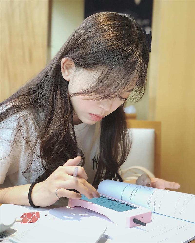 Angela Phương Trinh bất ngờ đăng ảnh sexy sau thời gian dài trung thành với bộ đồ phật tử-2