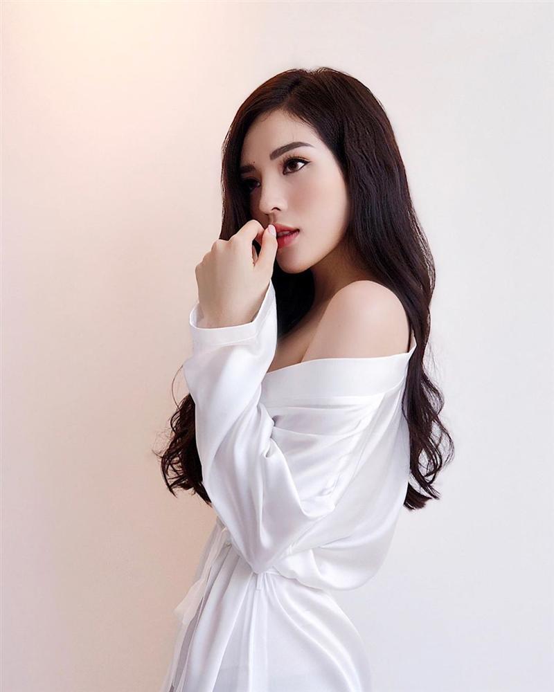 Angela Phương Trinh bất ngờ đăng ảnh sexy sau thời gian dài trung thành với bộ đồ phật tử-4