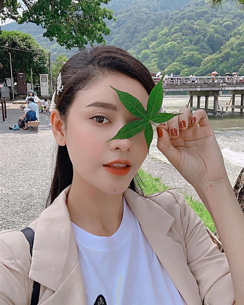 Angela Phương Trinh bất ngờ đăng ảnh sexy sau thời gian dài trung thành với bộ đồ phật tử-9