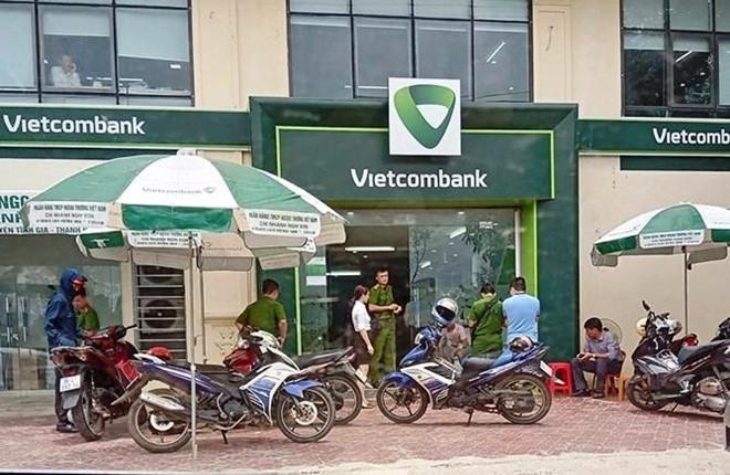 Súng nổ liên tiếp khi cướp xông vào ngân hàng Vietcombank ở Thanh Hóa-1