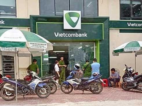 Camera an ninh ghi lại toàn cảnh vụ cướp ngân hàng Vietcombank ở Thanh Hóa-2