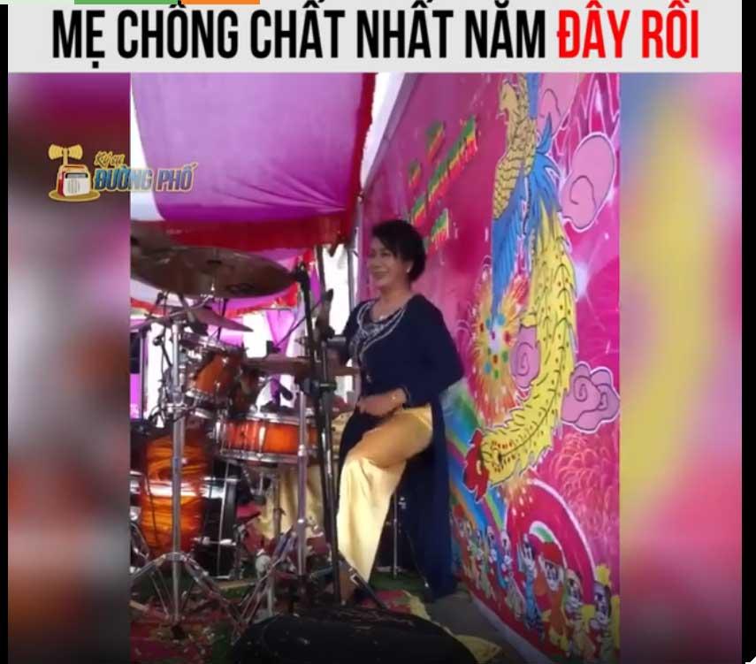 Clip: Mẹ chồng đánh trống cực sung cho con dâu hát trong đám cưới khiến dân mạng cứ gọi là ngất ngây-2