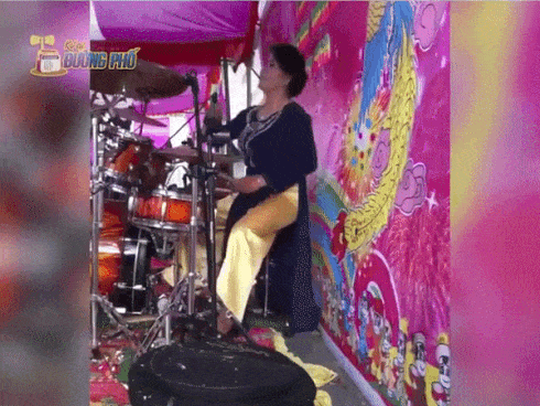 Mới cưới 2 ngày, cô dâu đang đếm phong bì với mẹ chồng nhận được tin nhắn chồng đang làm chú rể ở đám cưới khác-3