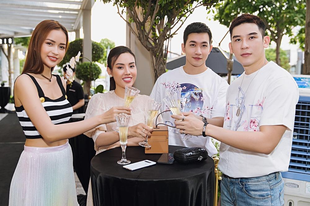 Ở tuổi 43, siêu mẫu đình đám một thời Vũ Cẩm Nhung trẻ đẹp không ngờ-6