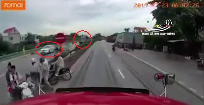 Thượng tá CSGT phản bác suy luận xe CSGT đỗ giữa đường khiến xe tải đánh lái đè chết 5 người-1