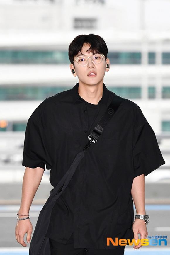 Tài tử Hoàng hậu Ki Ji Chang Wook đẹp trai hết nấc tại sân bay Hàn, chuẩn bị đến Hà Nội-1