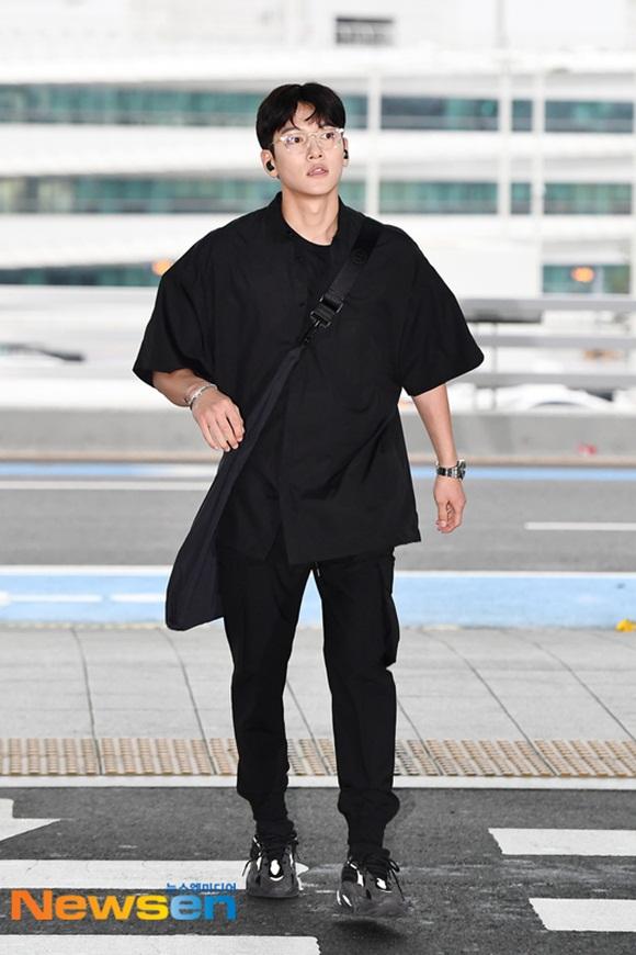 Tài tử Hoàng hậu Ki Ji Chang Wook đẹp trai hết nấc tại sân bay Hàn, chuẩn bị đến Hà Nội-2