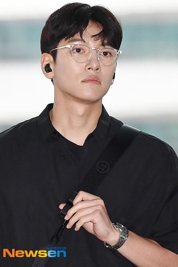 Tài tử Hoàng hậu Ki Ji Chang Wook đẹp trai hết nấc tại sân bay Hàn, chuẩn bị đến Hà Nội-4