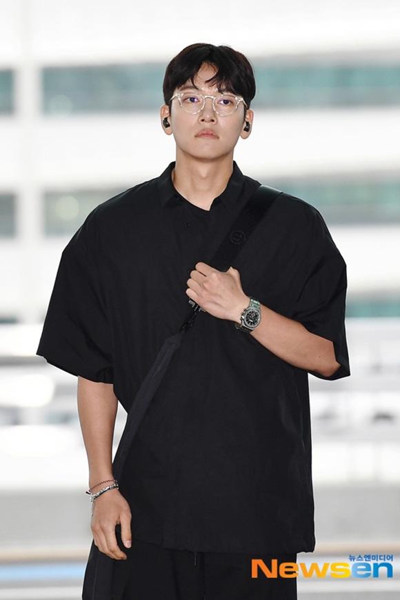 Tài tử Hoàng hậu Ki Ji Chang Wook đẹp trai hết nấc tại sân bay Hàn, chuẩn bị đến Hà Nội-5