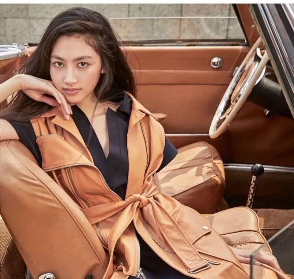 Ái nữ của ông trùm Nhậm Đạt Hoa khoe chân dài miên man, khí chất hơn người dù mới 14 tuổi-9