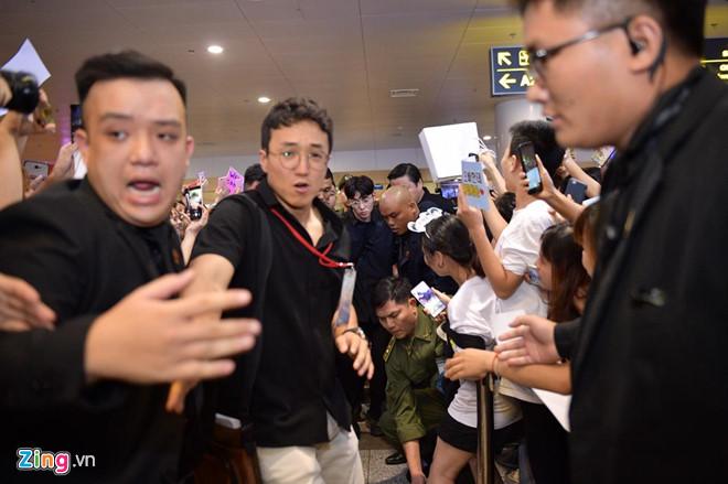 Ji Chang Wook cười vui vẻ, Super Junior kẹt giữa vòng vây của fan Việt-4