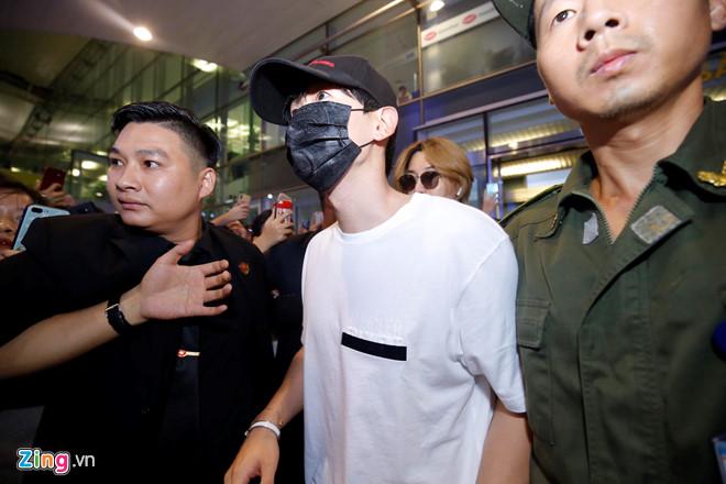 Ji Chang Wook cười vui vẻ, Super Junior kẹt giữa vòng vây của fan Việt-6