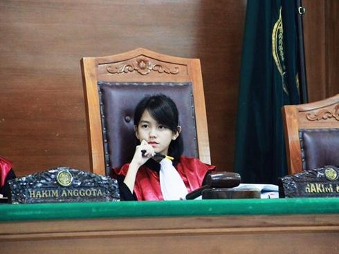 22 tuổi ngồi vị trí thẩm phán, gái xinh khiến ai cũng trầm trồ: 'Đúng là tài không đợi tuổi'