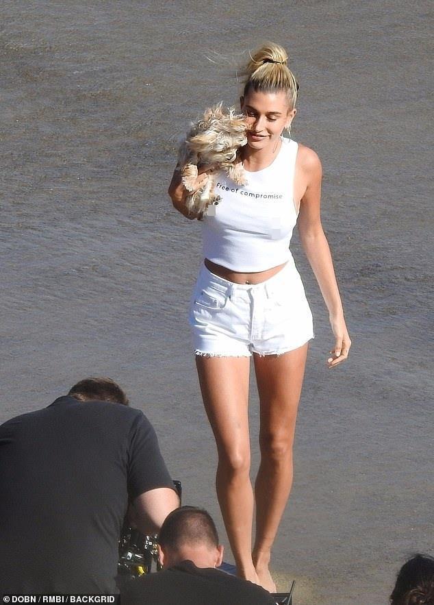 Hailey Baldwin ‘thả rông’ trên bờ biển, khoe vòng một nóng bỏng-3