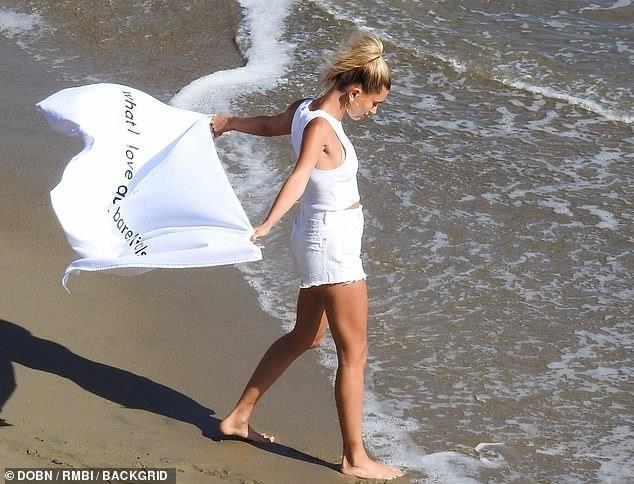 Hailey Baldwin ‘thả rông’ trên bờ biển, khoe vòng một nóng bỏng-4