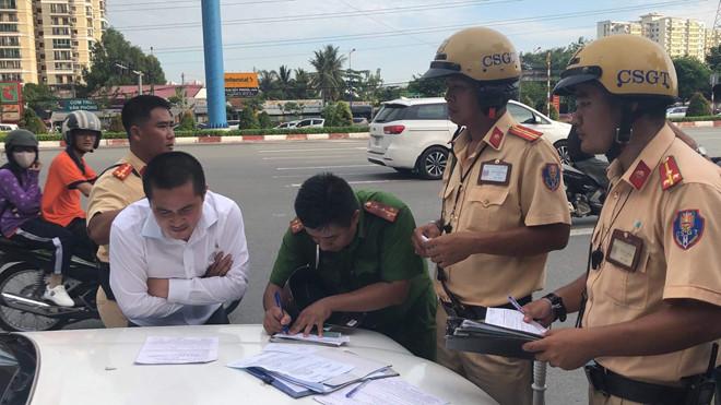 Người ôm tiền cố thủ trên chiếc Mercedes GLS 5 tỷ là ai?-1