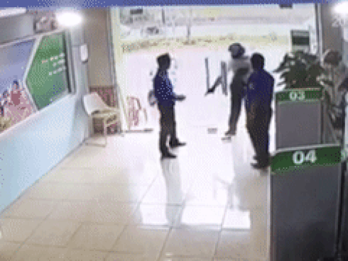 Camera an ninh ghi lại toàn cảnh vụ cướp ngân hàng Vietcombank ở Thanh Hóa