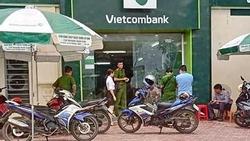 Camera an ninh ghi lại toàn cảnh vụ cướp ngân hàng Vietcombank ở Thanh Hóa