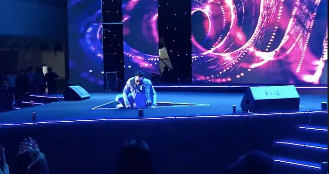 Ham hố đeo kính râm buổi tối, Justatee lọt xuống hố khi vừa chào fan trên sân khấu-2