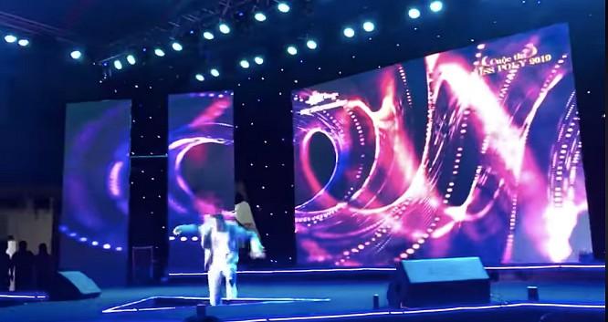 Ham hố đeo kính râm buổi tối, Justatee lọt xuống hố khi vừa chào fan trên sân khấu-1