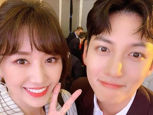 Ảnh hot nhất ngày: Hari Won khiến vạn người 'ghen nổ mắt' khi chụp hình với nam thần Ji Chang Wook