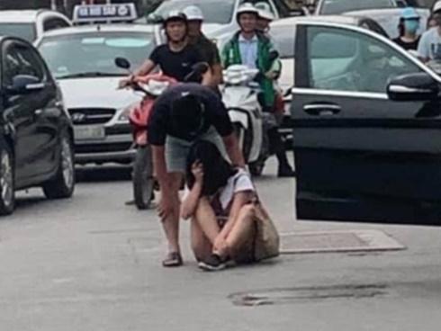 Cô gái lao từ Mercedes ra giữa đường để 'ăn vạ', bạn trai dỗ mãi chẳng được