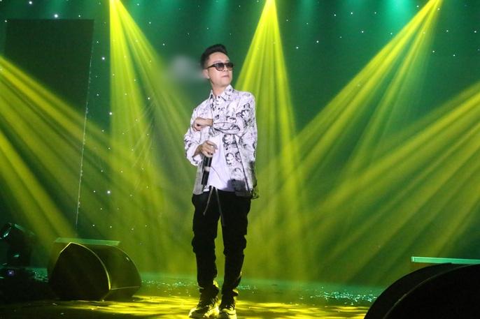 Ham hố đeo kính râm buổi tối, Justatee lọt xuống hố khi vừa chào fan trên sân khấu-6