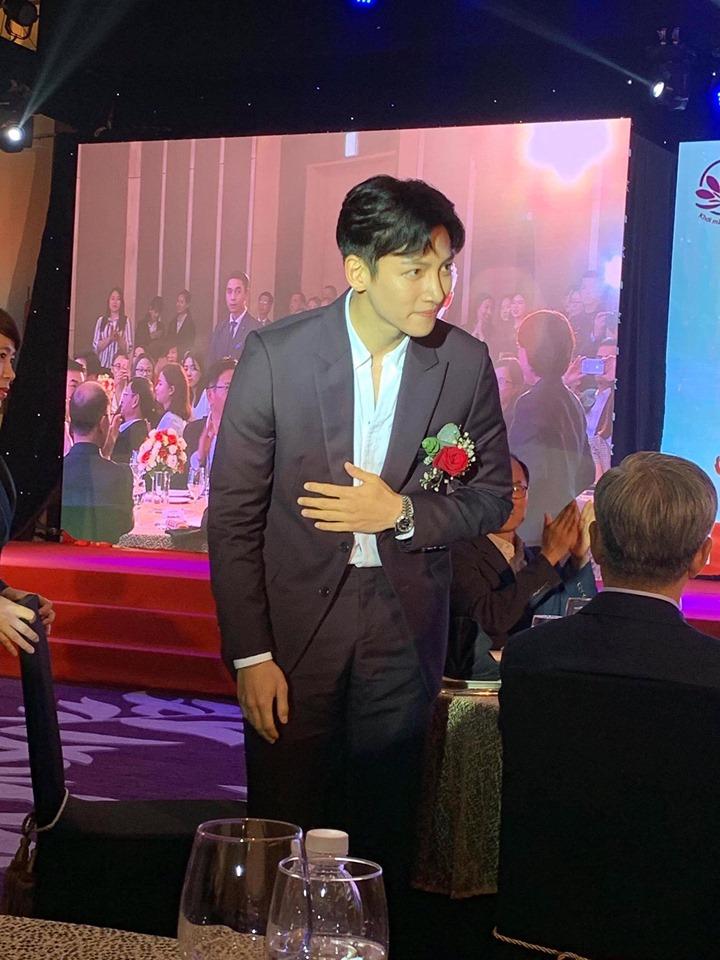 Ảnh hot nhất ngày: Hari Won khiến vạn người ghen nổ mắt khi chụp hình với nam thần Ji Chang Wook-6