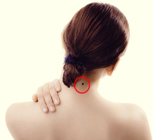 Vị trí nốt ruồi ở cổ báo hiệu điều gì về cuộc đời bạn: Sang giàu hay nghèo hèn?-3