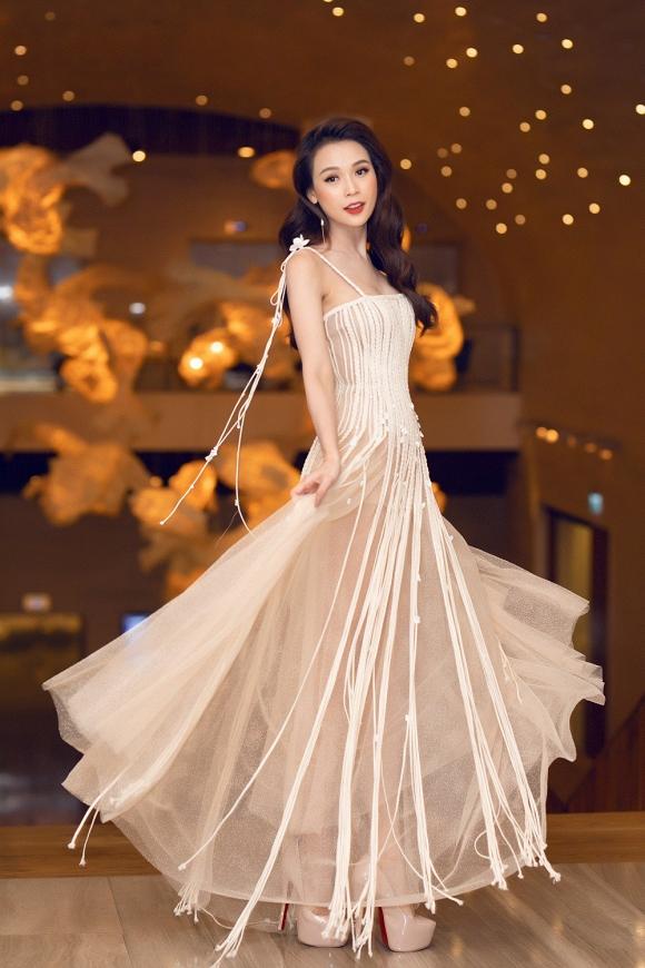 Đỗ Mỹ Linh - Tiểu Vy đọ sắc tranh nhau chiếm spotlight - Thư Dung tái xuất tiết chế hở bạo lọt top sao đẹp-4