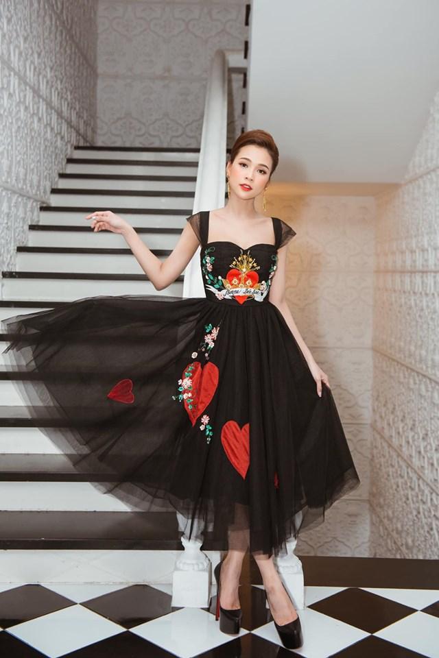 Đỗ Mỹ Linh - Tiểu Vy đọ sắc tranh nhau chiếm spotlight - Thư Dung tái xuất tiết chế hở bạo lọt top sao đẹp-5