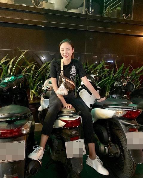 Hoa hậu Kỳ Duyên mang theo túi hàng hiệu xuống phố chỉ để... đựng đồ ăn-1