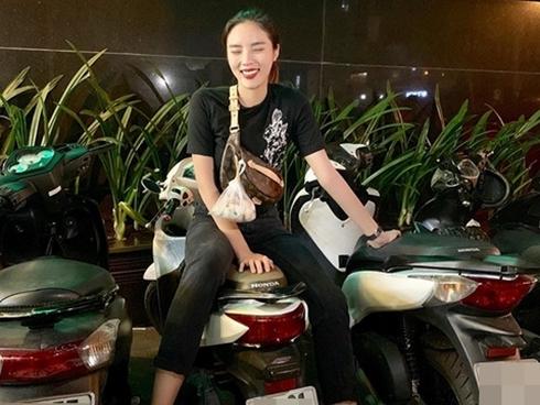 Hoa hậu Kỳ Duyên mang theo túi hàng hiệu xuống phố chỉ để... đựng đồ ăn