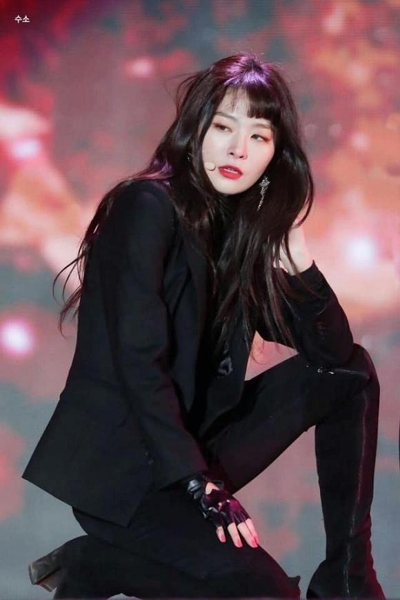 Bộ đồ cực chất và ánh mắt siêu ngầu giúp Seulgi (Red Velvet) trở thành girl crush trong lòng fan