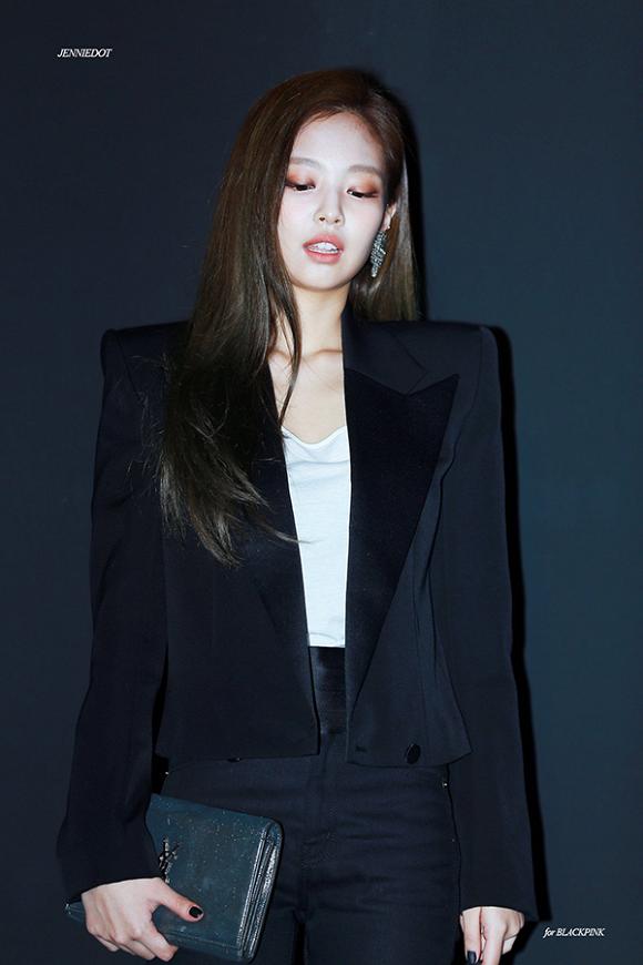 Lisa và Jennie được K-net công nhận là bộ đôi thu hút nhất nhà BLACKPINK khi diện suit đen. Trong khi Lisa tỏa ra khí chất girl crush rất tự nhiên thì một  Jennie gợi cảm nhưng vẫn có nét dịu dàng lại dễ khiến cho fan nữ 