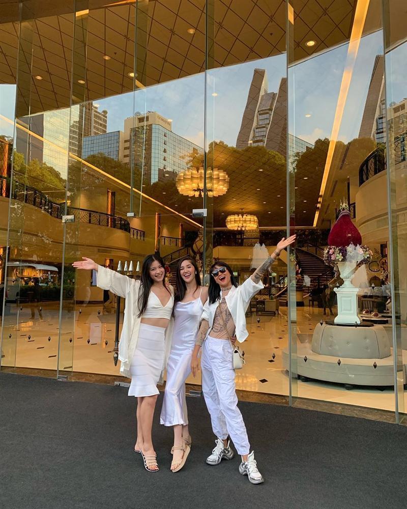 Bản tin Hoa hậu Hoàn vũ 26/7: HHen Niê sang Thái làm phù dâu, dân mạng chỉ sợ cô chặt luôn cả tân nương ngày cưới-2