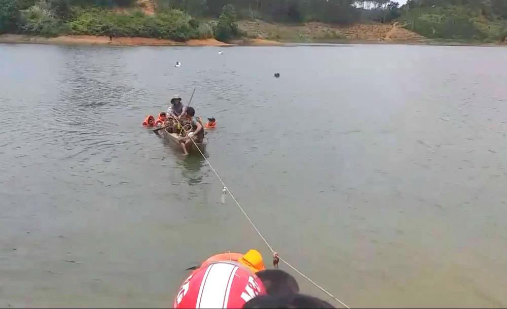 Câu cá ở đập thủy lợi, 3 nam sinh bị lật thuyền chết đuối-1